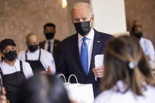 Bilder des Jahres 2021, Entertainment 05 Mai Entertainment Themen der Woche KW18 President Joe Biden picks up tacos during a visit to Las Gemelas Restaurant in Washington, DC, on Wednesday, May 5, 2021.  WASP20210505104 JIMxLOxSCALZO