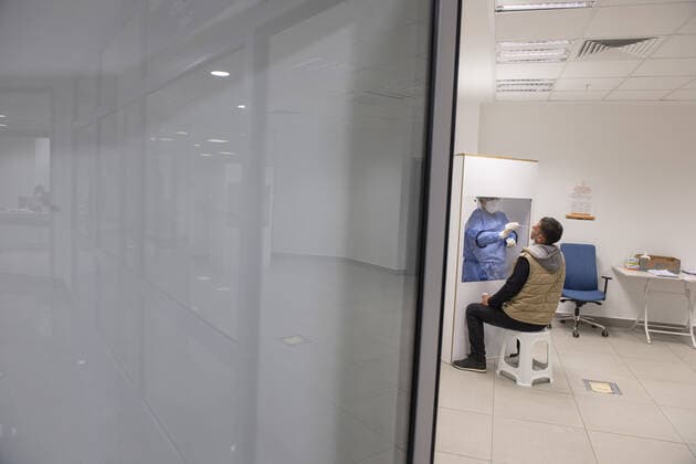 A medical worker collects a swab from a man for a COVID-19 test in Ankara, Turkey, on May 5, 2021. Turkey has confirmed 41,883 deaths and 4,955,594 positive cases of the coronavirus infection in the country. ( Copyright: AbdurrahmanxAntakyalix-xDepoxPho 17129904