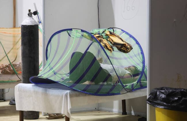 News Bilder des Tages May 5, 2021, New Delhi, India: A Covid-19 infected patient rests inside a Covid care center of the Commonwealth Games (CWG) villages temporarily converted into a Covid-19 care facility..In India people experience oxygen shortage in hospitals, and long queues outside the oxygen refilling center during the second wave of the Covid-19 pandemic. New Delhi India - ZUMAs197 20210505_zaa_s197_133 Copyright: xNaveenxSharmax