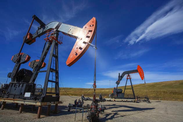 IMAGO Nature: Unsere Erde, Umweltverträgliche Herausforderungen, Fracking Two pumpjacks in a field; Alberta, Canada  Copyright: LiteboxxProductions 33339926
