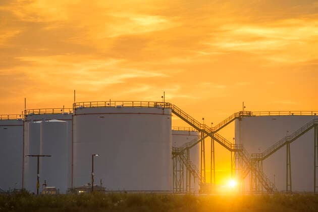 IMAGO Nature: Unsere Erde, Ressourcen, Erdöl Fuel storage tanks at sunset; Alberta, Canada  Copyright: LiteboxxProductions 33339927