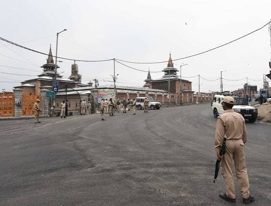 SRINAGAR, INDIA - MAY 5: Security personnel standing guard during a Covid-19 lockdown on May 5, 2021 in Srinagar, India. (Photo by Waseem Andrabi Hindustan Times) Lockdown In Jammu And Kashmir Due To Covid 19 Pandemic