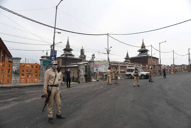 SRINAGAR, INDIA - MAY 5: Security personnel standing guard during a Covid-19 lockdown on May 5, 2021 in Srinagar, India. (Photo by Waseem Andrabi Hindustan Times) Lockdown In Jammu And Kashmir Due To Covid 19 Pandemic