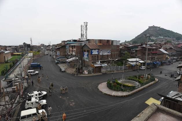 SRINAGAR, INDIA - MAY 5: Security personnel standing guard during a Covid-19 lockdown on May 5, 2021 in Srinagar, India. (Photo by Waseem Andrabi Hindustan Times) Lockdown In Jammu And Kashmir Due To Covid 19 Pandemic