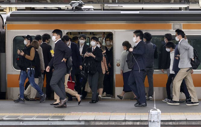 Commuters in Tokyo after Golden Week holiday period People wearing face masks commute by train in Tokyo s Nakano Ward amid the coronavirus pandemic on May 6, 2021, the first weekday after the end of the Golden Week holiday period in Japan. 