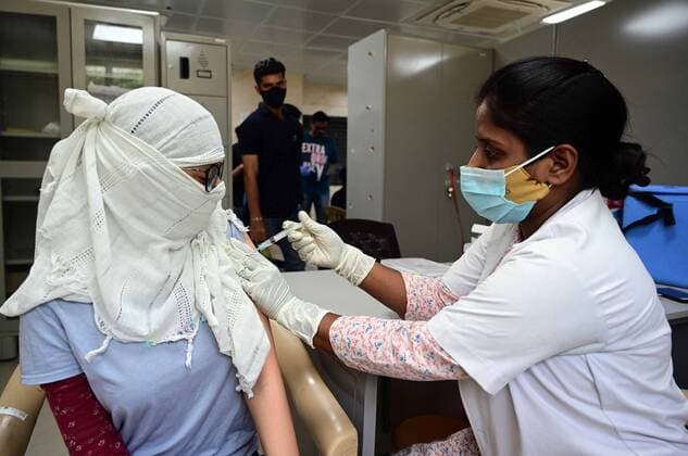 May 6, 2021: Prayagraj: A medical worker inoculates a girl with a dose of Covaxin, vaccine against the Covid-19 coronavirus at Moti Lal Nehru Medical College in Allahabad on Thursday, May 06, 2021. - ZUMAv115 20210506_zap_v115_014 Copyright: xPrabhatxKumarxVermax
