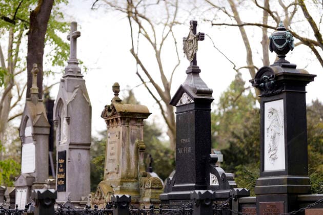 Graves at Melaten Cemetery Since the start of the pandemic, 80,000 deaths have been linked to Covid 19, according to the Robert Koch Institute Topic image, symbol image Cologne, 05 05 2021 Foto:xC.xHardtx xFuturexImage