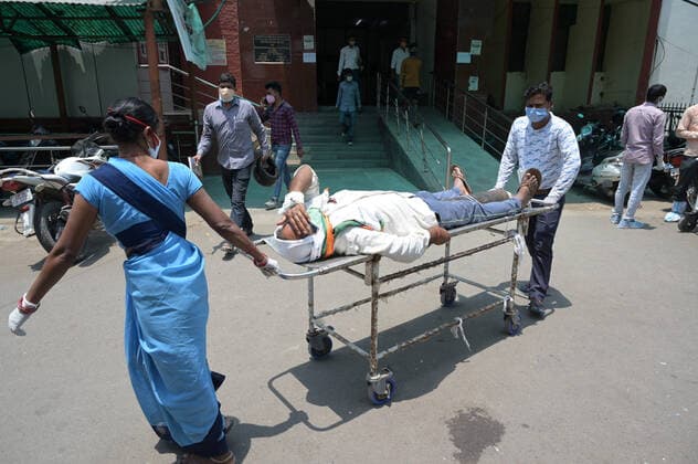 May 6, 2021: Prayagraj, India: Family members shift a COVID19 patient to Swaroop Rani Neharu Hospital in Allahabad on Thursday. Prayagraj India - ZUMAv115 20210506_zap_v115_019 Copyright: xPrabhatxKumarxVermax