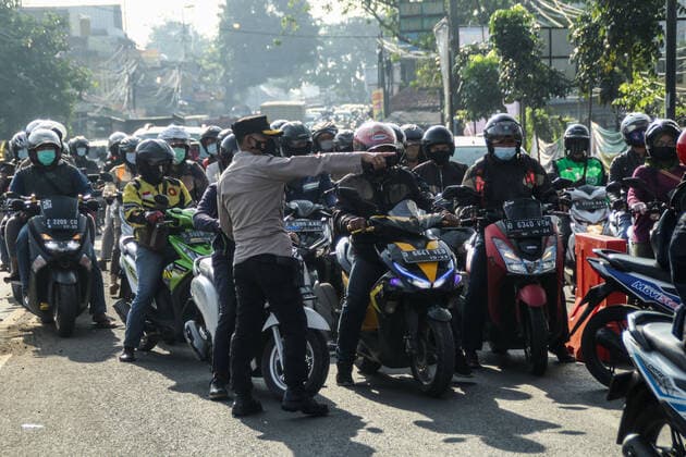 Implementation Of Prohibition Travel Ban Homecoming In Bandung Indonesian Police officers gives directions at a checkpoint to inspect motorists as Indonesian authorities ban annual mass migration, known as Mudik to curb the spread of COVID-19 on May 6, 2021 in Bandung, Indonesia on May, 6, 2021. The government has begun to impose a ban annual mass migration homecoming by establishing a vehicle blocking post to overturn vehicles outside the area that are going to Bandung City. Bandung Indonesia sugita-notitle210506_npYM8  Copyright: xAlgixFebrixSugitax
