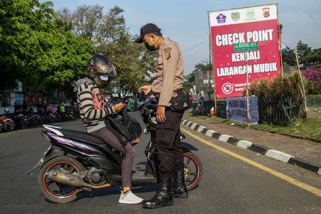 Implementation Of Prohibition Travel Ban Homecoming In Bandung Indonesian Police officers inspect motorists as Indonesian authorities ban annual mass migration, known as Mudik to curb the spread of COVID-19 on May 6, 2021 in Bandung, Indonesia on May, 6, 2021. The government has begun to impose a ban annual mass migration homecoming by establishing a vehicle blocking post to overturn vehicles outside the area that are going to Bandung City. Bandung Indonesia sugita-notitle210506_nptxq  Copyright: xAlgixFebrixSugitax