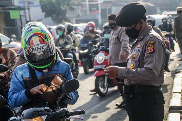 Implementation Of Prohibition Travel Ban Homecoming In Bandung Indonesian Police officers inspect motorists as Indonesian authorities ban annual mass migration, known as Mudik to curb the spread of COVID-19 on May 6, 2021 in Bandung, Indonesia on May, 6, 2021. The government has begun to impose a ban annual mass migration homecoming by establishing a vehicle blocking post to overturn vehicles outside the area that are going to Bandung City. Bandung Indonesia sugita-notitle210506_npBpm  Copyright: xAlgixFebrixSugitax