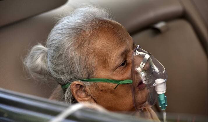 GURUGRAM, INDIA - MAY 5: A Covid-19 patient receiving oxygen support arranged by a NGO in Sector 42, on May 5, 2021 in Gurugram, India. (Photo by Vipin Kumar Hindustan Times ) Daily Life Amid Coronavirus Pandemic In India