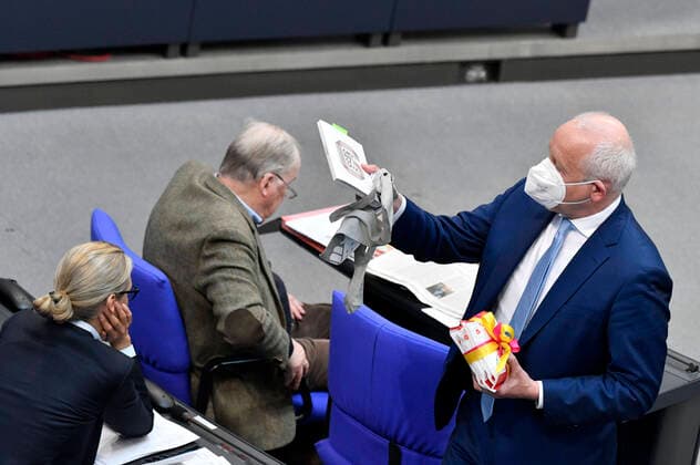 Bilder des Jahres 2021, News 05 Mai News Themen der Woche KW18 News Bilder des Tages Alice Weidel, Alexander Gauland und Wieland Schinnenburg in der 227. Sitzung des Deutschen Bundestages im Reichstagsgebäude. Berlin, 06.05.2021 *** Alice Weidel, Alexander Gauland and Wieland Schinnenburg in the 227 session of the German Bundestag in the Reichstag building Berlin, 06 05 2021 Foto:xF.xKernx xFuturexImage