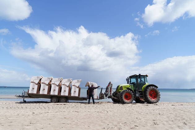Bilder des Jahres 2021, News 05 Mai News Themen der Woche KW18 News Bilder des Tages Vorbereitung auf Wiedereröffnung ab 08. Mai 2021 - Tourismus in der Modellregion Lübecker Bucht, die sich aus der Stadt Neustadt in Holstein mit Pelzerhaken und Rettin, der Gemeinde Sierksdorf, der Gemeinde Scharbeutz mit Haffkrug sowie der Gemeinde Timmendorfer Strand mit Niendorf zusammensetzt;Vorbereitung auf Wiedereröffnung ab 08. Mai 2021 - Tourismus in der Modellregion Lübecker Bucht, die sich aus der Stadt Neustadt in Holstein mit Pelzerhaken und Rettin, der Gemeinde Sierksdorf, der Gemeinde Scharbeutz mit Haffkrug sowie der Gemeinde Tim, Scharbeutz Schleswig-Holstein Deutschland Strand *** Preparation for reopening from 08 May 2021 Tourism in the model region Lübeck Bay, which consists of the town of Neustadt in Holstein with Pe