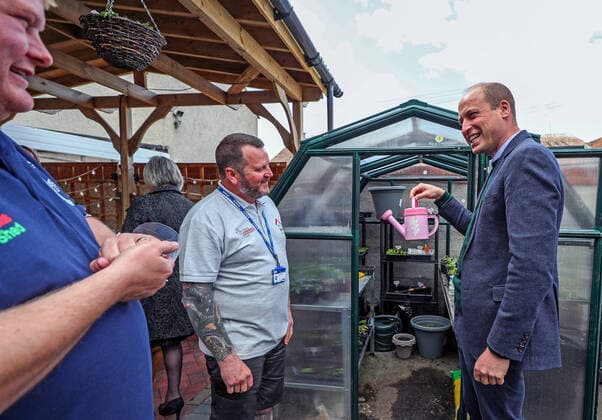 Bilder des Jahres 2021, Entertainment 05 Mai Entertainment Themen der Woche KW18 Entertainment Bilder des Tages . 06 05 2021. Rhyl, United Kingdom. Prince William, the Duke of Cambridge, during a visit to Brighter Futures in Rhyl, Wales, United Kingdom. Brighter Futures is a consortium of eight local groups that collectively support local children, young people, families and the older generations to actively participate in community activities and address local issues.  xPoolx xi-Imagesx IIM-22155-0009