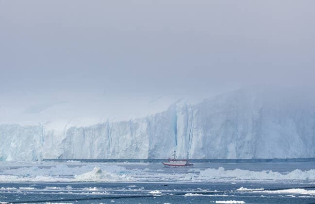 Icerbergs 1 Icebergs near Ilulissat, Greenland. Climate change is having a profound effect in Greenland with glaciers and the Greenland ice cap retreating. Ilulissiat Greenland pedersen-icebergs210505_npzNb  Copyright: xUlrikxPedersenx