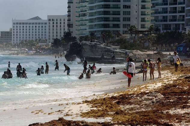 Tourists enjoy the beach despite the sargassum algae invasion, in the resort of Cancun, Quintana Roo state, Mexico, 05 May 2021 (Issued 06 May 2021). The Caribbean Sea will suffer from an increase in sargassum this May and June without the Mexican region being prepared to face the massive arrival that is expected to be similar in magnitude to that of 2019, the year in which it caused economic and ecological havoc in the region. EFE Alonso Cupul Sargassum quadruples and threatens to flood the Mexican Caribbean !ACHTUNG: NUR REDAKTIONELLE NUTZUNG!  Copyright: xAlonsoxCupulx MEX1148 20210506-637559158209444965