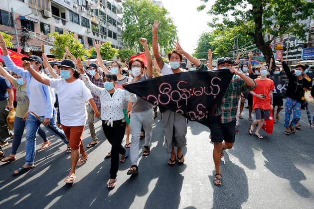Bilder des Jahres 2021, News 05 Mai News Themen der Woche KW18 News Bilder des Tages Flash Mob Protest Against The Military Coup In Myanmar Demonstrators show the three finger salute as they march during a flash mob protest against the military coup near Sule Pagoda in central Yangon, Myanmar on May 6, 2021. Yangon Myanmar kyaw-notitle210506_npjSt  Copyright: xMyatxThuxKyawx