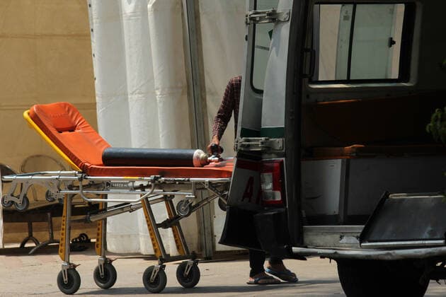 Corona Virus Outbreak In India An attendant draws an oxygen cylinder loaded on a stretcher outside the casualty ward of Lok Nayak Jai Prakash Narayan Hospital (LNJP), one of the largest facilities for coronavirus disease (Covid-19) patients, in New Delhi on May 6, 2021. India reported 4,12,262 new cases and 3,980 deaths in the last 24 hours. India had become the first country in the world to register over 4 lakh infections in a single day on April 30, when it reported 4.08 lakh infections. New Delhi India makhija-notitle210506_npHnQ  Copyright: xMayankxMakhijax