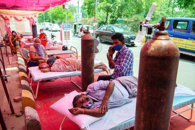 May 6, 2021, Ghaziabad, Uttar Pradesh, India: Covid-19 patient with oxygen mask during Oxygen langar at Gurudwara Sri Guru Singh Sabha Indirapuram, Ghaziabad, oxygen provided by Non-Government organization khalsa help international they work 24 hour to help covid-19 patient. Coronavirus in India record 4, 12,262 new cases in a day, deaths 3980, Top Four states which reported maximum cases comprise Maharashtra with 57,640 cases, followed by Karnataka with 50,112 cases, Kerala with 41,953 cases and Uttar Pradesh with 31111 cases. Ghaziabad India - ZUMAs197 20210506_zaa_s197_045 Copyright: xPradeepxGaurx