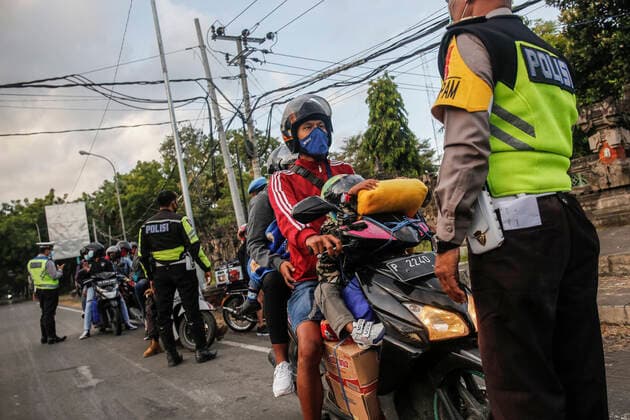 Indonesia Ban Homecoming Traveling For Eid Al-Fitr To Coupe With COVID-19 Spreads Motorists being stopped by police officer to enter the harbour for ferrying to Java Island as Indonesian government ban homecoming traveling ahead Eid al-Fitr known as Mudik amid COVID-19 pandemic in Gilimanuk Harbour, Bali, Indonesia on May 6 2021. Mudik is an annual mass homecoming event in which labourers return to their villages from cities to celebrate Eid al-Fitr. This year, the authorities strictly prohibits flights and other transportation across the country to operate for homecoming travellers from May 6th to May 17th in order to coupe with the increase of COVID-19 spreads. Bali Bali Indonesia christo-motorist210506_npTBJ  Copyright: xJohanesxChristox