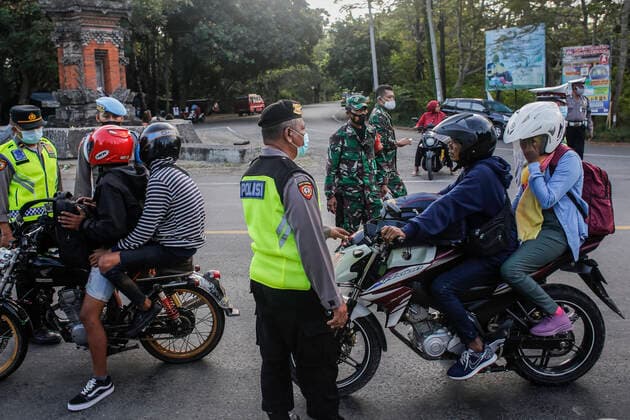 Indonesia Ban Homecoming Traveling For Eid Al-Fitr To Coupe With COVID-19 Spreads Motorists being stopped by police officer to enter the harbour for ferrying to Java Island as Indonesian government ban homecoming traveling ahead Eid al-Fitr known as Mudik amid COVID-19 pandemic in Gilimanuk Harbour, Bali, Indonesia on May 6 2021. Mudik is an annual mass homecoming event in which labourers return to their villages from cities to celebrate Eid al-Fitr. This year, the authorities strictly prohibits flights and other transportation across the country to operate for homecoming travellers from May 6th to May 17th in order to coupe with the increase of COVID-19 spreads. Bali Bali Indonesia christo-motorist210506_npyVB  Copyright: xJohanesxChristox
