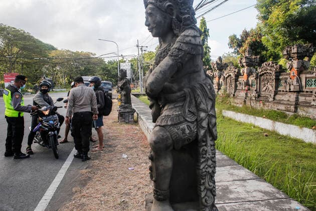 Indonesia Ban Homecoming Traveling For Eid Al-Fitr To Coupe With COVID-19 Spreads Motorists being stopped by police officer to enter the harbour for ferrying to Java Island as Indonesian government ban homecoming traveling ahead Eid al-Fitr known as Mudik amid COVID-19 pandemic in Gilimanuk Harbour, Bali, Indonesia on May 6 2021. Mudik is an annual mass homecoming event in which labourers return to their villages from cities to celebrate Eid al-Fitr. This year, the authorities strictly prohibits flights and other transportation across the country to operate for homecoming travellers from May 6th to May 17th in order to coupe with the increase of COVID-19 spreads. Bali Bali Indonesia christo-motorist210506_npZNC  Copyright: xJohanesxChristox