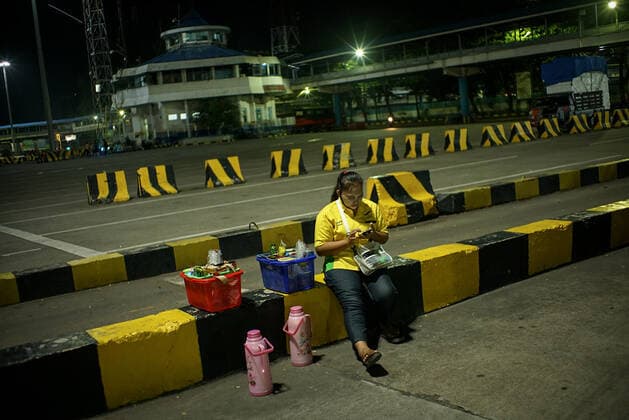 May 5, 2021, Merak, Banten, Indonesia: Quiet atmosphere in Merak Port, Banten, Thursday (6 5 2021) night. The flow of crossings at Merak Port has decreased due to the homecoming ban rules that came into force on May 6-17, 2021 to prevent the spread of COVID-19. Merak Indonesia - ZUMAz107 20210505_zip_z107_025 Copyright: xMuhammadxZaenuddinx