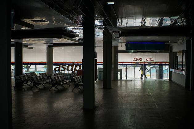 May 6, 2021, Merak, Banten, Indonesia: Quiet atmosphere in Merak Port, Banten, Thursday (6 5 2021) night. The flow of crossings at Merak Port has decreased due to the homecoming ban rules that came into force on May 6-17, 2021 to prevent the spread of COVID-19. Merak Indonesia - ZUMAz107 20210506_zip_z107_009 Copyright: xMuhammadxZaenuddinx