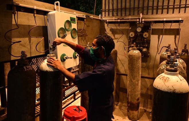May 6, 2021: Prayagraj: A worker main pressure of oxygen cylinders at a COVID19 hospital in Allahabad on Thursday, May 06, 2021. - ZUMAv115 20210506_zap_v115_043 Copyright: xPrabhatxKumarxVermax