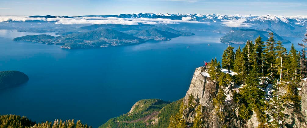 Panoramic view of hiker standing on mountain summit, Vancouver B.C. Vancouver, BC, Canada CR_JDIP210506-715577-01 ,model released, Symbolfoto