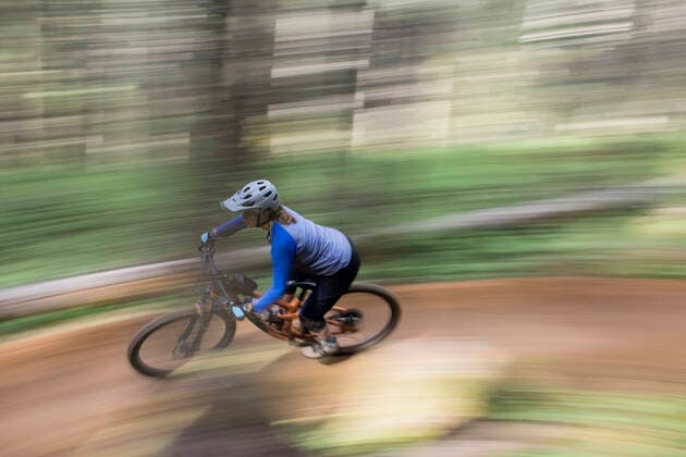 A pregnant young woman enjoys mountain biking in the Columbia River Gorge of Oregon. United States, Oregon, Hood River CR_XICZ210506-737679-01 ,model released, Symbolfoto