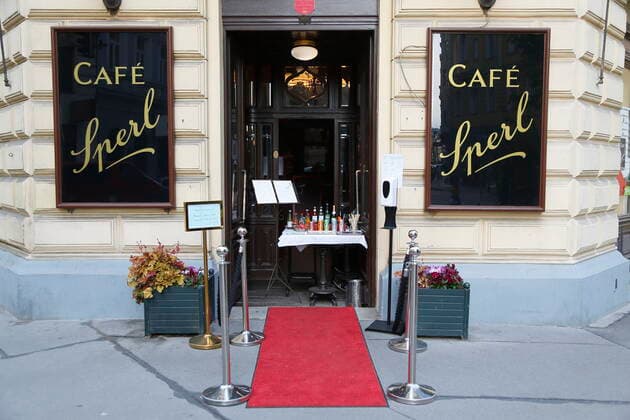 Corona Crisis Gastronomy Reopens on 19 May Vienna, 06 05 2021 Corona Pandemic, Corona, Corona Virus, CoV 2, Covid 19, Sars, Virus, Virus Infection, Pandemic, Corona Crisis, Viral Disease, Coronavirus, SARS CoV 2 Cafe Sperl Entree Entrance Take Away, Self Pickup, Delivery, Pickup, Delivery, Local, Coffee House Lockdown Vienna Austria AVN101002494038