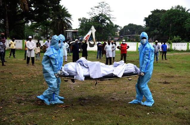 May 6, 2021, Guwahati, Assam, India: Health workers carry the dead body of person to perform the last rites who died due to COVID-19 disease at Athgaon Kabarsthan in Guwahati Assam India. Guwahati India - ZUMAd163 20210506_zip_d163_012 Copyright: xDasarathxDekax