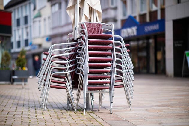 Coronavirus downtown in Lübbecke Empty chairs and tables of a restaurant in the pedestrian zone of the city of Lübbecke Photo Kirchner Media Wedel Lübbecke North Rhine Westphalia Germany Copyright: xKirchner-Media Wedelx