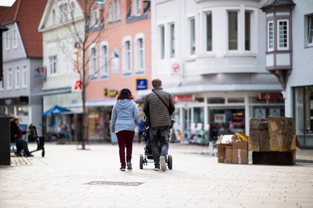 Coronavirus downtown in Lübbecke people walking through the pedestrian zone of the city of Lübbecke Photo Kirchner Media Wedel Lübbecke North Rhine Westphalia Germany Copyright: xKirchner-Media Wedelx