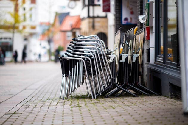 Coronavirus downtown in Lübbecke Empty chairs and tables of a restaurant in the pedestrian zone of the city of Lübbecke Photo Kirchner Media Wedel Lübbecke North Rhine Westphalia Germany Copyright: xKirchner-Media Wedelx