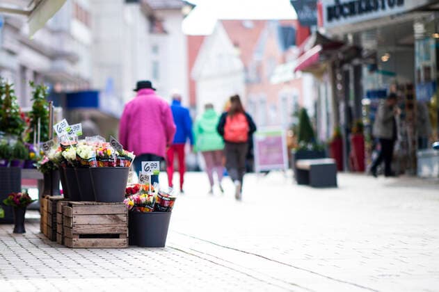Coronavirus downtown in Lübbecke flowers standing at a flower shop in a shopping street in the pedestrian zone of the city of Lübbecke Photo Kirchner Media Wedel Lübbecke Nordrhein Westfalen Germany Copyright: xKirchner-Media Wedelx