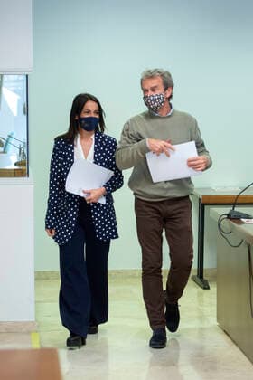 The director of the Center for Alerts and Health Emergencies (CAES), Fernando Simon and the Secretary of State for Health, Silvia Calzon on his arrival at a conference to report on the progress of the pandemic by COVID-19, May 6, 2021, in Madrid (Spain). The autonomous communities have notified Thursday to the Ministry of Health 7,960 new cases of COVID-19, 4,234 of them diagnosed in the last 24 hours. These figures are lower than the same day last week, when 10,143 positives were reported. 06 MAY 2021;PANDEMIC;HEALTH;CONTAGION;CORONAVIRUS LagenciaEP PRESS A.Ortega.POOL 05 06 2021 Madrid Madrid Spain Copyright: xLagenciaEPxPRESS A.Ortega.POOLx 3690624