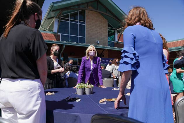 Bilder des Jahres 2021, Entertainment 05 Mai Entertainment Themen der Woche KW18 News Bilder des Tages Dr. Jill Biden meets with military spouses for Military Spouse Appreciation Day at Fort Carson in Colorado Springs, Colorado on Thursday, May 6th, 2021. USA - 2021 - First Lady Dr. Jill Biden Visits Fort Carson in Colorado Springs  Copyright: xTrevorxGassx