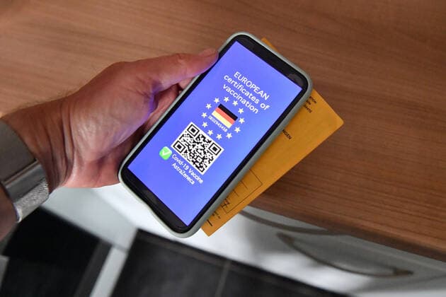 Theme picture Symbol photo A European-wide recognized proof is to make soon far-reaching liberties possible for inoculated ones Digital European Union inoculation document, inoculation certificate on a Smartphone Digital inoculation passport, inoculation confirmation, inoculation document, pro