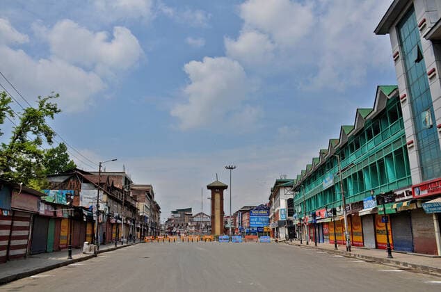 May 7, 2021, Srinagar, India: A general view of closed market during a lockdown imposed by the authorities following the surge in coronavirus cases in Srinagar..Normal life remained affected in Jammu and Kashmir on the ninth day of the last Friday of Ramadan with the imposition of lockdown following an alarming surge in coronavirus cases. India reported a record daily rise in coronavirus cases of 414,188, while deaths from COVID-19 swelled by 3,915 in the last 24 hours. Srinagar India - ZUMAs197 20210507_zaa_s197_015 Copyright: xSaqibxMajeedx
