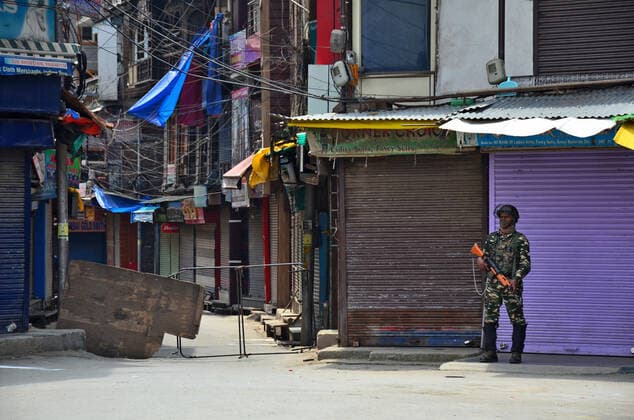May 7, 2021, Srinagar, India: A paramilitary trooper stands alert at a closed market during a lockdown imposed by the authorities following the surge in coronavirus cases in Srinagar..Normal life remained affected in Jammu and Kashmir on the ninth day of the last Friday of Ramadan with the imposition of lockdown following an alarming surge in coronavirus cases. India reported a record daily rise in coronavirus cases of 414,188, while deaths from COVID-19 swelled by 3,915 in the last 24 hours. Srinagar India - ZUMAs197 20210507_zaa_s197_016 Copyright: xSaqibxMajeedx