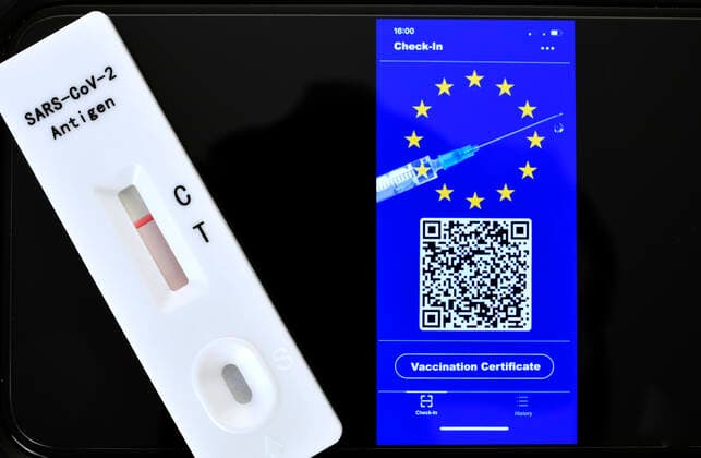 Symbol photo Equality of negative rapid tests with vaccinated, rapid test, smartphone with digital European vaccination card with QR code, Corona crisis, Germany Coronavirus