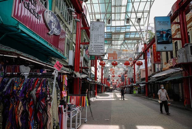 News Bilder des Tages May 7, 2021, Kuala Lumpur, Malaysia: People wearing face masks walk on an empty street in Kuala Lumpur..The federal territory of Kuala Lumpur, the capital city of Malaysia is placed under the movement control order (MCO) from May 7 to May 20, 2021 due to the rise in daily cases of Covid-19 infection. Kuala Lumpur Malaysia - ZUMAs197 20210507_zaa_s197_022 Copyright: xWongxFokxLoyx