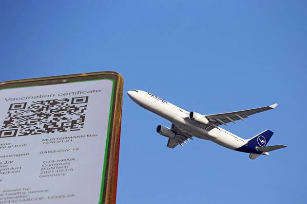 Symbolic image of a digital green passport and a Lufthansal aircraft taking off Copyright: xx