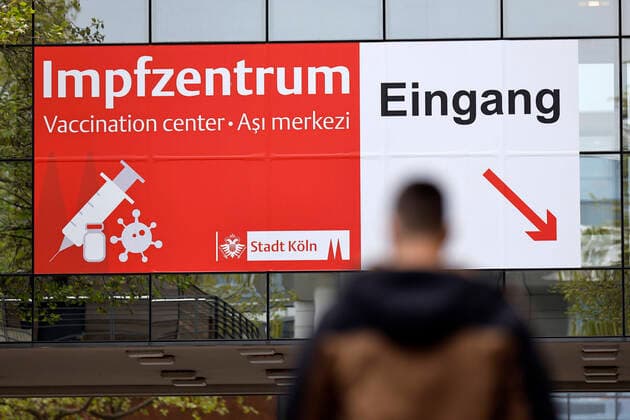 Who may be vaccinated against Corona and when in Germany is primarily regulated by the vaccination ordinance of the Federal Ministry of Health In addition, the state of North Rhine-Westphalia regulates for itself the order in which certain groups of people are vaccinated within these priority groups This pri Foto:xC.xHardtx xFuturexImage