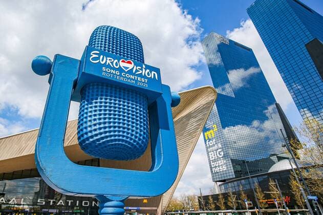 Bilder des Jahres 2021, Entertainment 05 Mai Entertainment Themen der Woche KW18 Entertainment Bilder des Tages Eurovision Song Contest in Rotterdam, Impressionen aus der Stadt ROTTERDAM, 7-5-2021, Rotterdam maakt zich op voor het songfestival met straat uitingen. Rotterdam is preparing for the Eurovision song contest with street expressions, Central station, NN building, microphone Eurovision song contest Rotterdam  x11696925x Copyright: