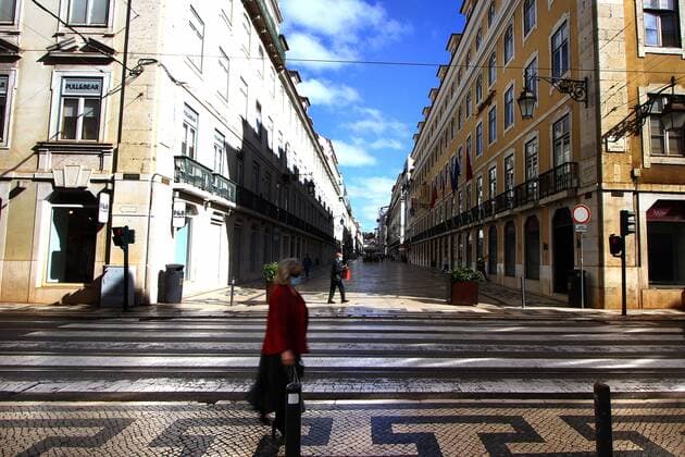 Daily Life In Lisbon Amid COVID-19 Pandemic People wearing protective masks walk through the streets of Baixa district, Lisbon. 07 May 2021. Portugal recorded five deaths due to covid-19 and 373 cases of SARS-CoV-2 coronavirus infection. There are 538 people who have recovered in the last day and the number of hospitalisations has decreased. The data were published on Thursday by the General Health Directorate (DGS) in the corresponding epidemiological bulletin. Lisbon Portugal mantilla-notitle210507_npaCm  Copyright: xJorgexMantillax