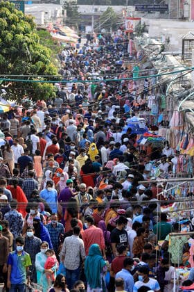 Coronavirus in Bangladesch, Vorbereitungen zum Eid al-Fitr in Dhaka May 7, 2021, Dhaka, Bangladesh: Crowded market area with people shopping ahead of Eid celebrations that marks the end of Ramadan, Muslim holy month of fasting. Dhaka Bangladesh - ZUMAs197 20210507_zab_s197_013 Copyright: xMdxManikx
